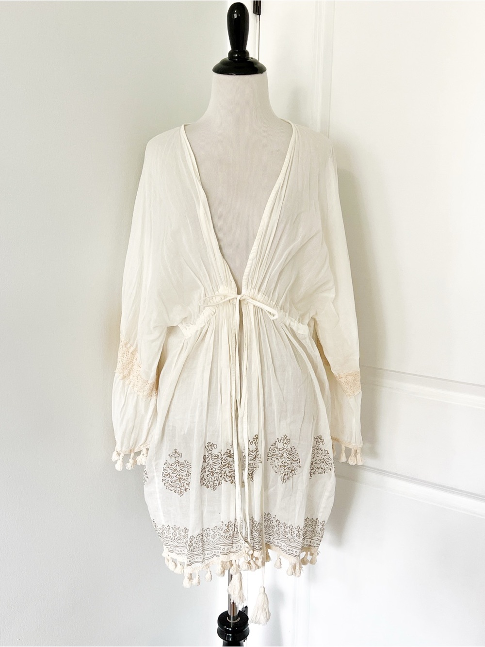 Shiraleah Cream Embroidered Tie-Front Kimono Robe